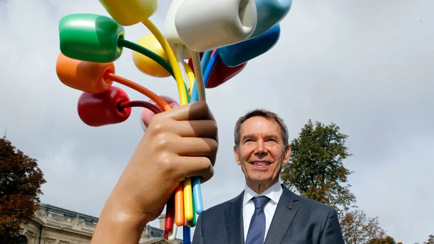 <b>Jeff Koons devant son œuvre Le Bouquet de tulipes, Paris, 4 octobre 2019</b>
© Getty – Thierry Chesnot/Getty Images