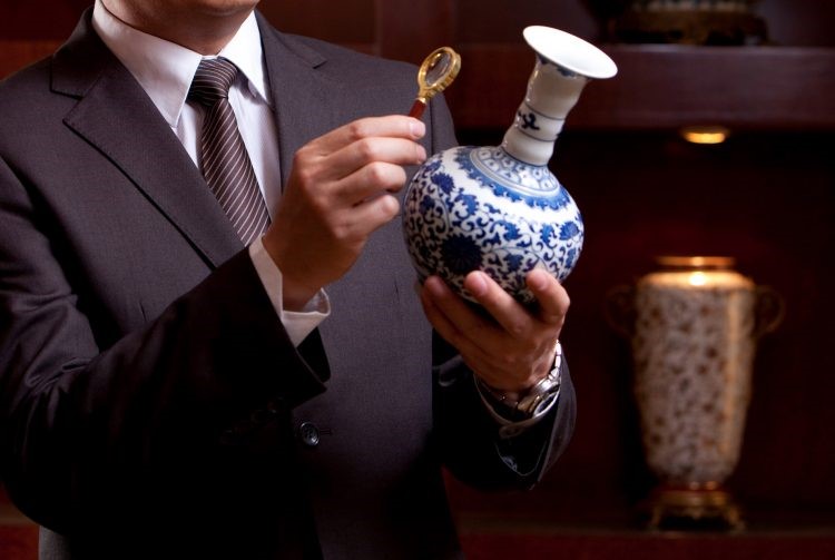 The expert carefully examines every aspect of the object with a magnifying glass, searching for hidden details
© Interencheres.com